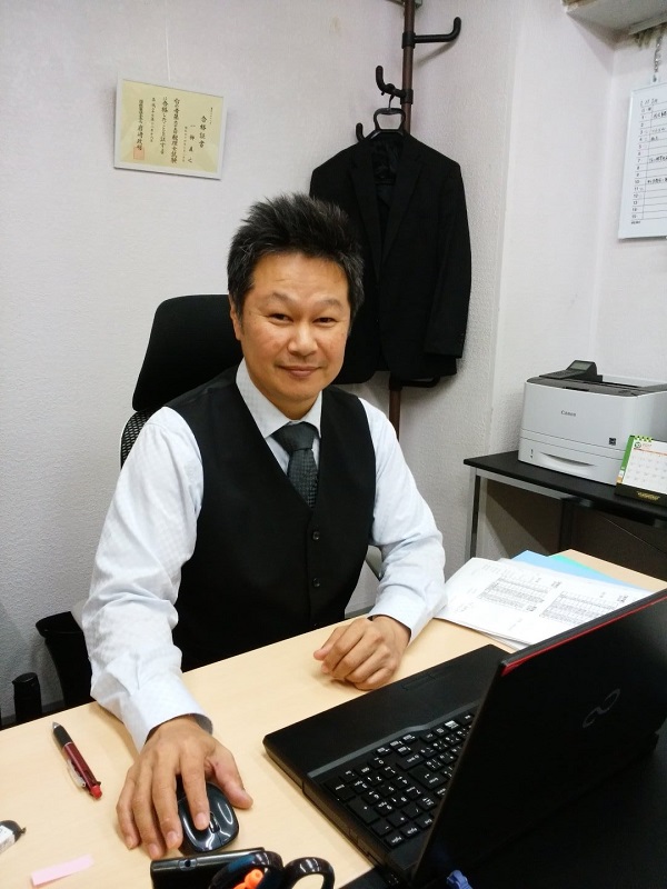 一柳直之（事務所内）