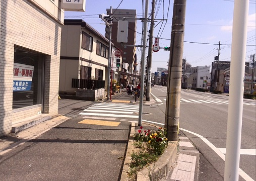 街道から入る